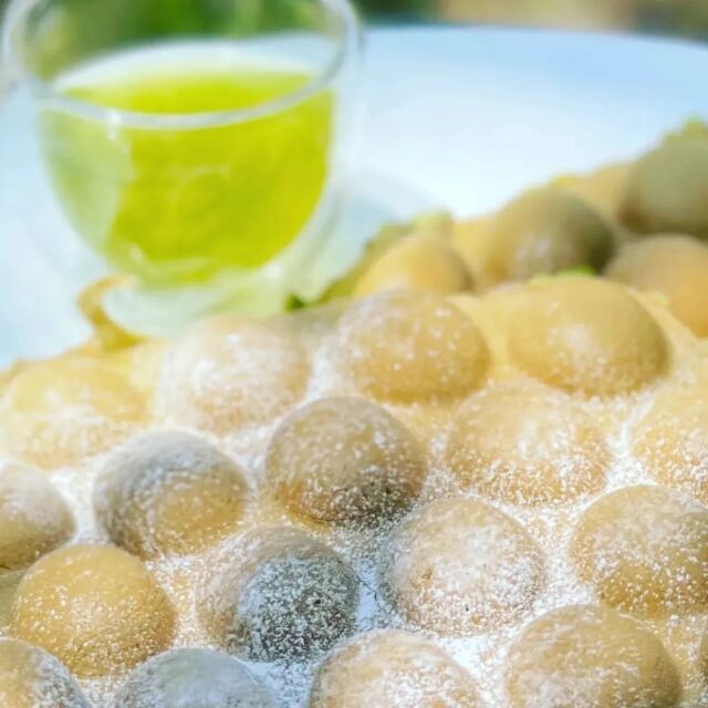 Patisserie "HK Waffle Aberdeen" ( @aberdeen.sasebo ) and Tea House Tokunaga collaboration, day 2 😀⁡
⁡
The popular patisserie store in Sasebo offers delicious egg waffles.

⁡
Besides original HK egg waffle you can also try its newest with ureshino matcha and hojicha taste. ⁡

If you happen to be in Ureshino today, try it! 😉
⁡
⁡
⁡
⁡
⁡
#ureshinocha #camelliasinensis #cha #tea #ureshino #umami #tamaryokucha #lovetamaryokucha #japanesetea #japanesegreentea #greentea #teahousetokunaga #tokunagaseicha #teaaddict #tealover #teaoftheday #relaxing #metime #shincha #foodtruck #waffles #hkwaffle
#aberdeen.sasebo⁡